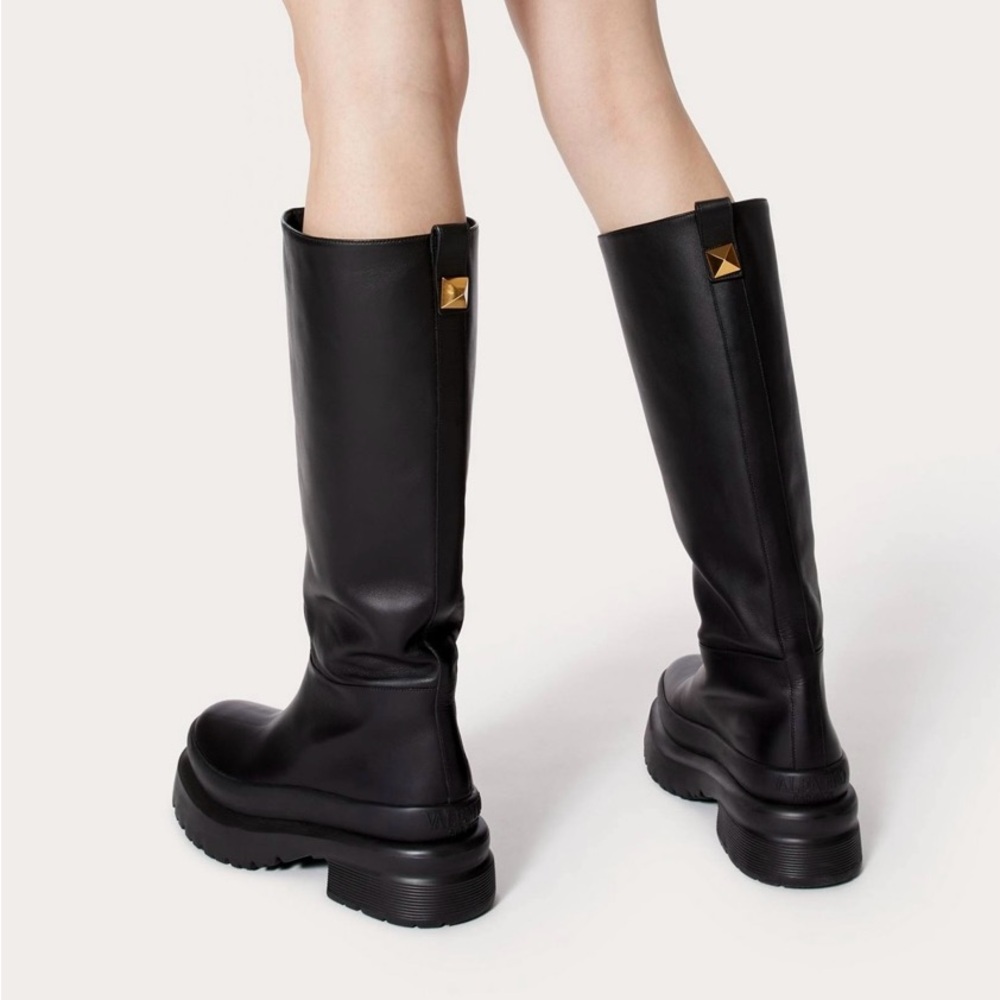Black Leather Knee-High Boots. Size: 7.5